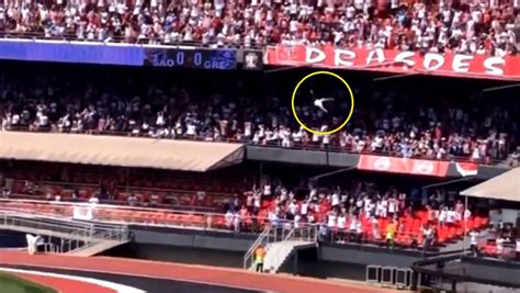 Video Se Cae De La Grada Más Alta Del Estadio Y Termina Sobre Una Niña De 13 Años Tc Televisión