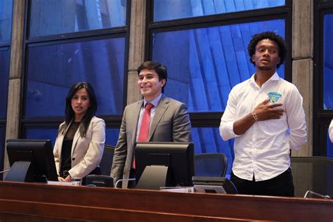 Le premier nom de famille, paternel, est cuadrado ; Juan Guillermo Cuadrado fue condecorado por el Concejo de Medellín