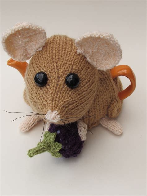 · 10+ amazing easy knit coffee cozy free knitting patterns that are quick to make, great stash busters and last minute gifts!. Dormouse tea cosy knitting pattern