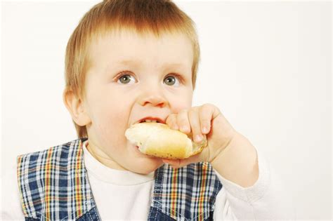 Ketika bayi mulai mengonsumsi makanan padat dan tumbuh gigi, pastikan bayi untuk mengonsumsi makanan sehat. Nak Cegah Anak Jadi Picky Eater, Mama Papa Boleh Bagi ...