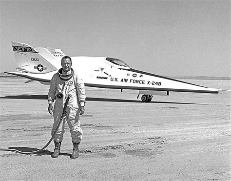 Pilot John Manke I Martin Marrietta X 24 Samolot Doświadczalny Z