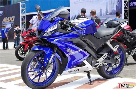 The new yzf r15 lives up to it's legacy of challenging spirits boldly. Detailed Walkaround Video of Yamaha R15 Version 3