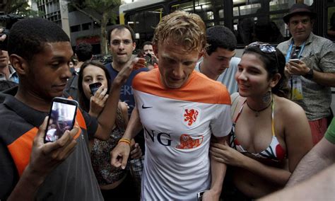 Além de rijkaard, bergkamp também se despediu da seleção depois daquela euro. Seleção holandesa faz a festa dos fãs na ruas de Ipanema ...