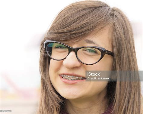 lächelnder junger teenager mit zahnspange stockfoto und mehr bilder von 18 19 jahre 18 19