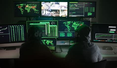 Dos Hackers Que Usan Laptops Y Computadoras Para Organizar Ataques De