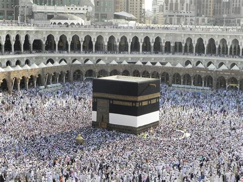 Salah satunya adalah sholat 5 waktu dan berpuasa. Laporan Jemaah Haji Malaysia: Kemeriahan Kota Mekah