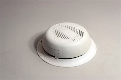 How To Stop A Smoke Alarm From Beeping With Pictures Ehow