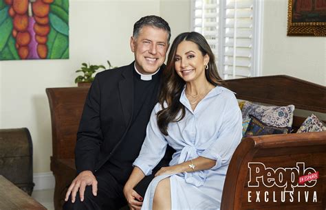 El Padre Alberto Celebra 14 Años De Matrimonio Junto A Su Esposa