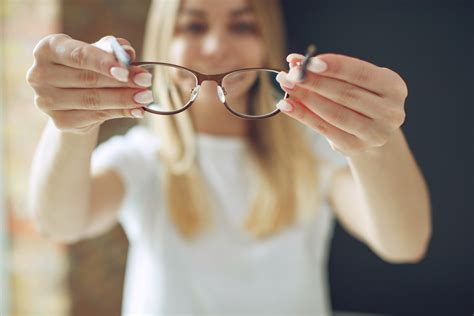 Train Your Eyes To See Clearly Without Your Glasses Or Contacts The