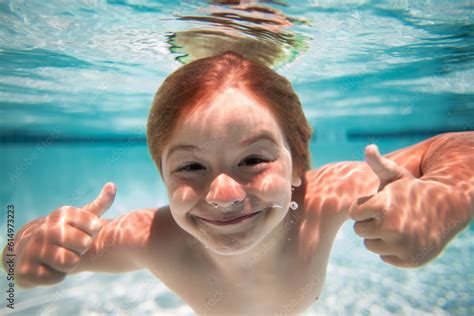 Foto De Funny Excited Kids Face Under Water Young Boy Swim And Dive