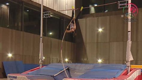 Stefka kostadinova (bulgária), com 2,09m; Atletismo: salto com vara