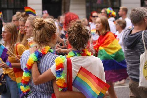 jaarlijks pride parade lgbt indrukken van homosexueel en lesbiennes die aan vrolijk pride parade