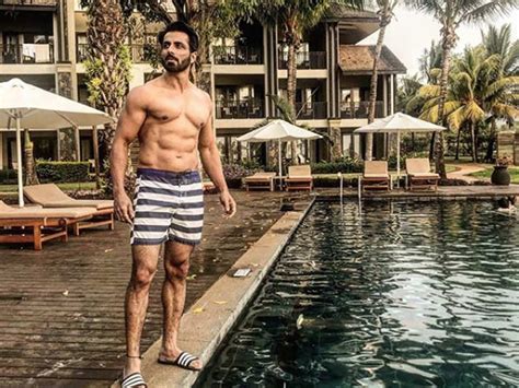 Photo Sonu Sood Sets The Temperatures Soaring As He Flaunts His