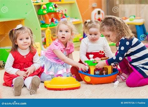 Petites Filles Jouant Avec Des Jouets Dans La Salle De Jeux Photo Stock