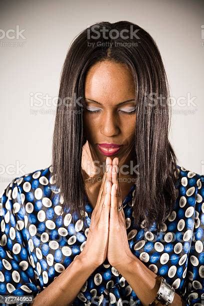 Wanita Berdoa Foto Stok Unduh Gambar Sekarang 30 39 Tahun Dewasa