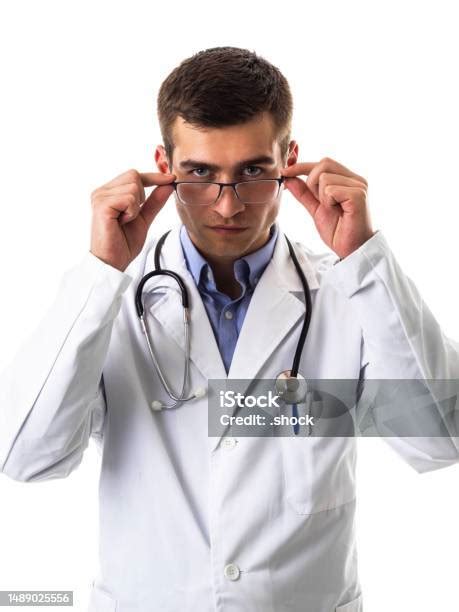 Dokter Pria Percaya Diri Dengan Jas Lab Putih Dan Stetoskop Berdiri Dengan Tangan Terlipat