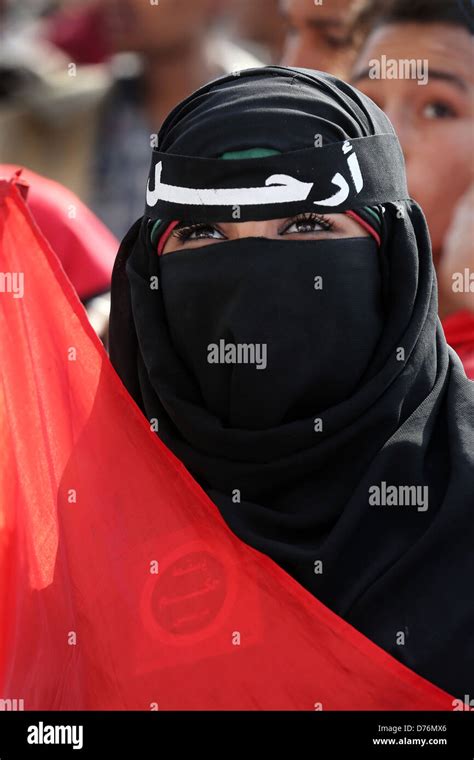 Une Femme En Burqa Au Caire Egypte Banque De Photographies Et D’images à Haute Résolution Alamy