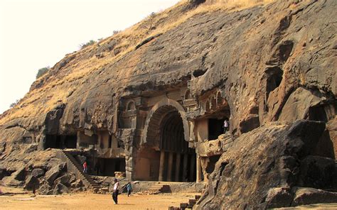 アジャンター石窟群。岩をくり抜いて作られたインドの古代のお寺 C ミライノシテン