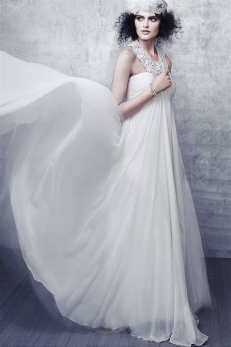 Find cheap wedding dresses under $100 dollars in beautiful simple designs to glamorous gowns, at david's our expansive selection features a dress to complement any wedding venue or theme. 20 Unique Beach Wedding Dresses For A Romantic Beach ...