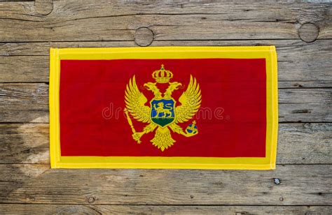 Juni 2006 informierte der präsident der republik serbien den generalsekretär, daß die mitgliedschaft von serbien und montenegro nach der unabhängigkeitserklärung von montenegro durch die republik serbien fortgesetzt wird. Montenegro-Flagge stockbild. Bild von marke, grob ...