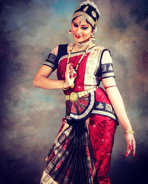 Hd00:20a bharatnatyam dancer displaying a classical bharatnatyam pose in the nature of vadatalav lake, pavagadh. #beautiful#nrityakala#classical#dance#classicalform# ...