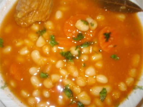 Intermédiaire entre un gâteau et une confiserie, elle est préparée au maghreb (en algérie 1, tunisie et libye, ainsi que dans la région de l'oriental au maroc 2), principalement lors du mois de ramadan. LOUBIA BAIDA haricots blancs trempés la veille - CUISINE ...