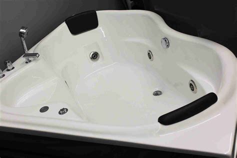 Jacuzzi ® bathtubs are available in up to 6 different hydrotherapy experiences. 2 person jetted bathtub | Jetted bath tubs, Bathtub ...