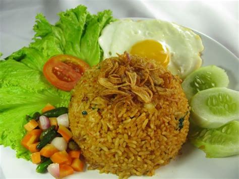 Saat tak ada banyak bahan makanan di rumah, membuat nasi goreng jadi jalan keluarnya. 17 Makanan Enak, Sehat, Dan Murah Yang Gampang Dimasak | QYUsaders