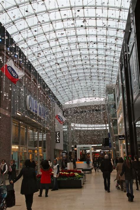 Accepted forms of payment are debit or credit cards only. Toronto Fun Places: Christmas time at Yorkdale Mall