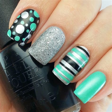 Una combinación tricolor, negro, dorado glitter y rosa. 35 Creativos diseños de uñas con puntitos