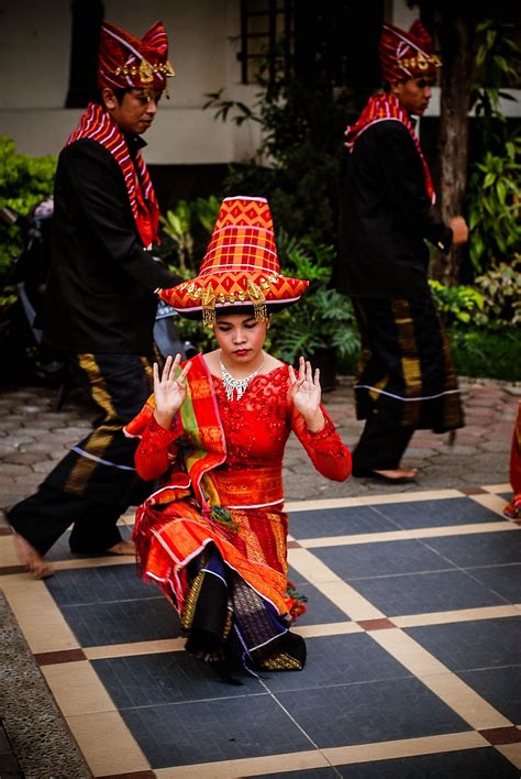 Traditional Dances From Batak Karo North Sumatra Traditional Dance Traditional Fashion