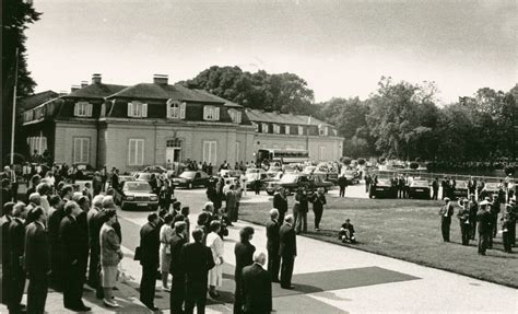Ein bild von einem mammutbaum. Düsseldorf: Schloss Benrath glänzte bei Staatsbesuchen