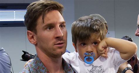 Lionel Messi Et Son Fils Thiago à Sant Joan Despi Près De Barcelone Le