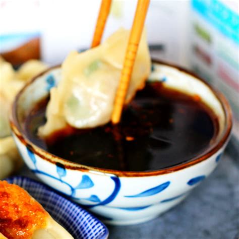 Dip your fingers in a small bowl of water and then run them along the outer edges of the wrapper to dampen. 🥟 Gyoza - jetzt japanische Teigtaschen selber machen!