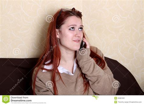 Jonge Vrouw Die Op De Telefoon Aan Haar Minnaars Spreekt Stock