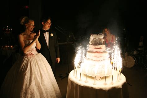 Etwa drei monate vor deiner hochzeit solltest du dich gemeinsam mit deinem partner auf die suche nach einer passenden konditorei oder einem tortendesigner machen und. Wann kommt die Hochzeitstorte? - your perfect day - Ihr ...