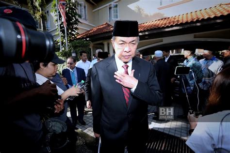 Ahmad zahid hamidi di majlis berbuka puasa dan solat maghrib bersama penduduk kampung masjid tok jembal, kuala nerus dan selepas itu solat isya', terawih dan moreh di masjid sultan muhammad, bukit besar, kuala terengganu. Episod awan hitam sudah berlalu - Zahid Hamidi | Nasional ...