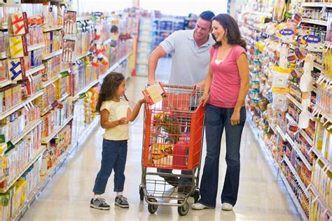 Familie Einkauf F R Lebensmittel Im Supermarkt Stock Bild Colourbox