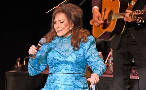 Loretta Lynn - Mittie Hough