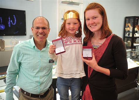 Winners Of Motherdaughter Look Alike Contest Receive Matching Diamond