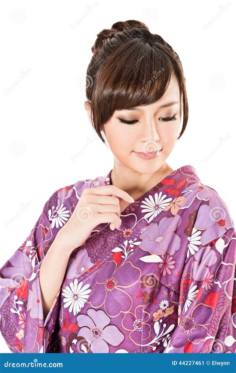 lächelnde japanische schönheit in der traditionellen kleidung stockbild bild von kleidung
