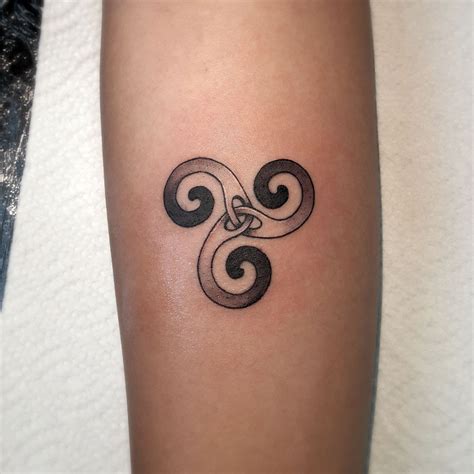 Triskel Celtic Design Symbol Tattoo The Black Hat Tattoo Dublin Heidnisches Tattoo M