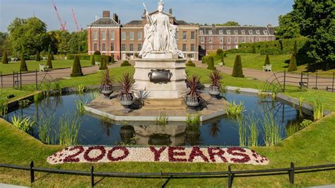 Why Groups Have Been Flocking To Kensington Palace A New Exhibition