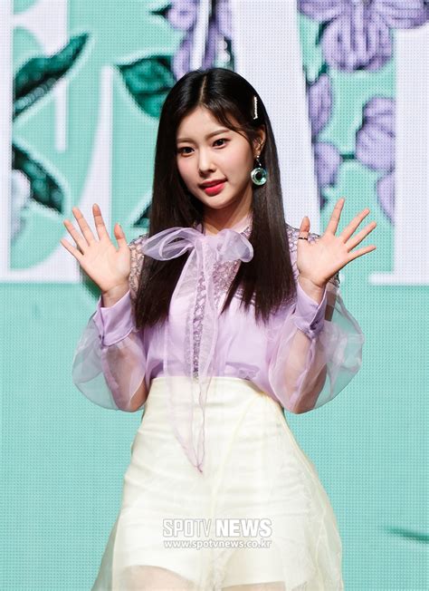 이러한 얘기는 차차 풀어가기로 하고 순전히 사쿠라 유라가 나온다는 이유로 보게 된 사채꾼 우시지마 극장판 파트3의 내용을 정리해보자. 190401 아이즈원 쇼케이스 사진 3 :: happytime3