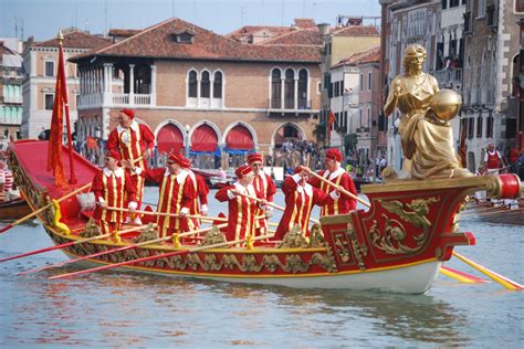 Looking for hotels in bissone? Bissone in Canal Grande