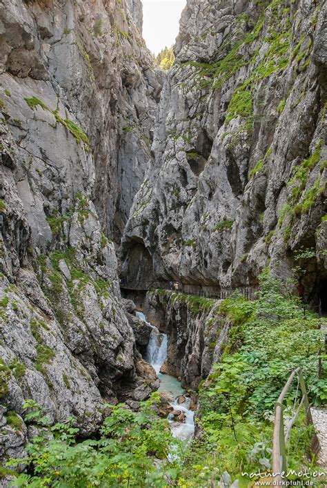 It includes gorges up to 150 meters deep, countless waterfalls, huge rocks and chunks of ice, as well as winding paths, walkways, bridges and tunnels. Höllentalklamm, Bergbach, Klammweg, Wetterstein, Garmisch ...