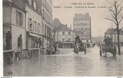 Au loin la tour eiffel. Recherche : Paris crue 1910 en 2020 | Carte postale ...