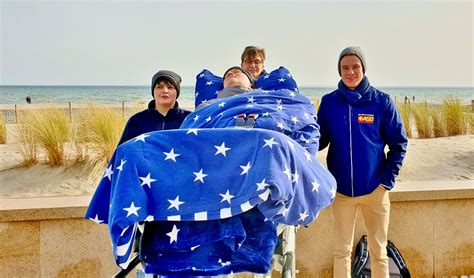 Sie möchte nico etwas über die deutschen und das essen erzählen und macht sich ein paar notizen. "Noch einmal Dorsch essen"Fahrt eines Todkranken mit dem ...