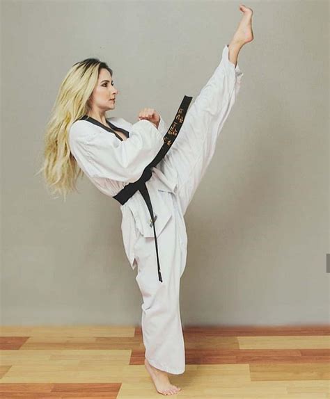 Pin By Min Kim On Artes Marciales Martial Arts Women Women Karate