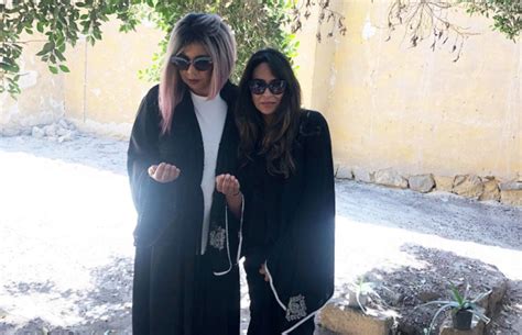 كشفت الإعلامية بوسي شلبي، عن تفاصيل «علقة بالشبشب» تلقتها الفنانة إلهام شاهين، وزوجها في هذا الوقت عادل حسني. "درويش" كلمة السر... تفاصيل اكتشاف قبر الفنانة ناهد شريف ...
